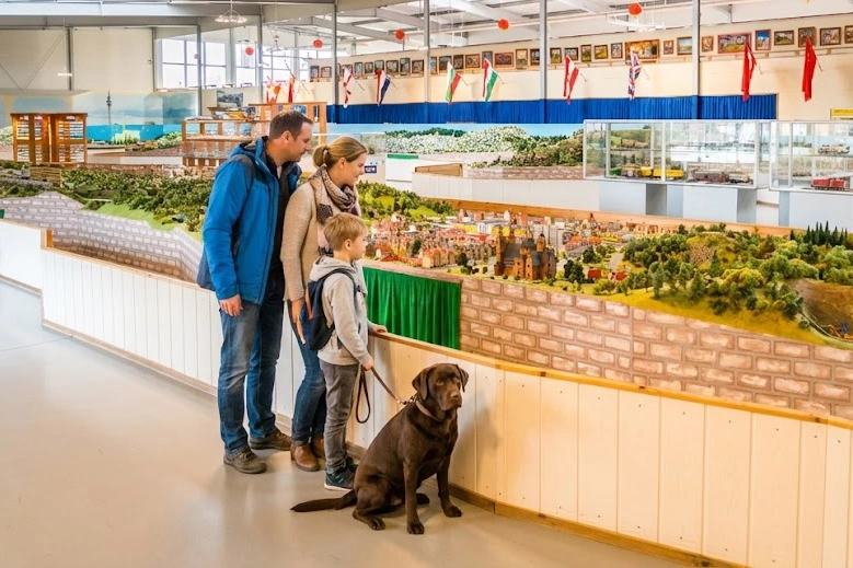 Familie mit Labrador in der Modellbahn Wiehe.