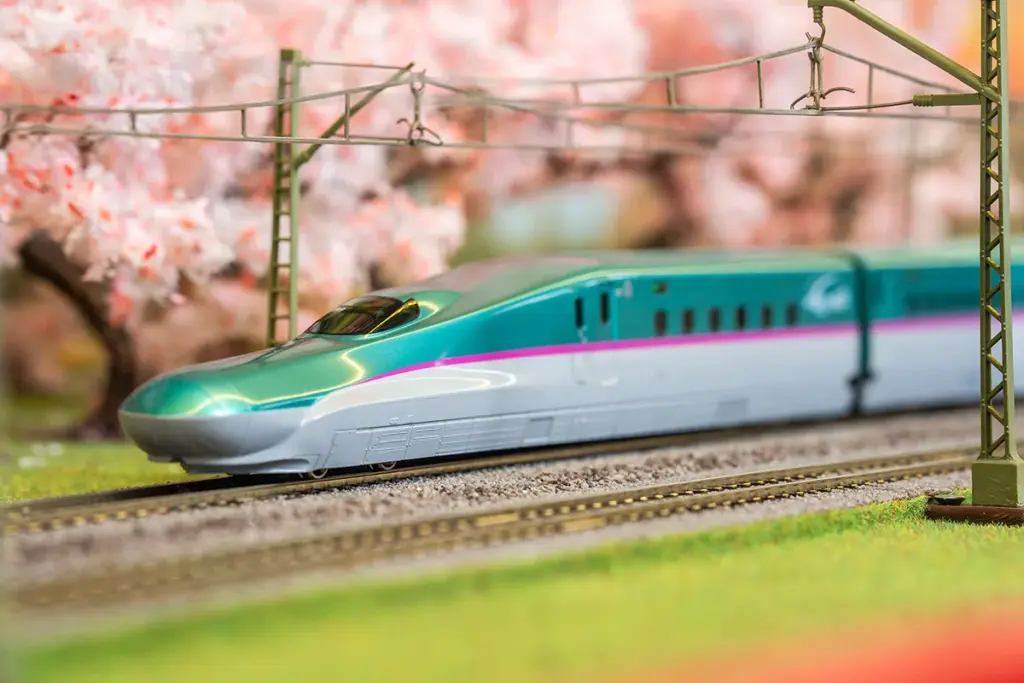 Modell Shinkansen vor Kirschbäumen im Modell