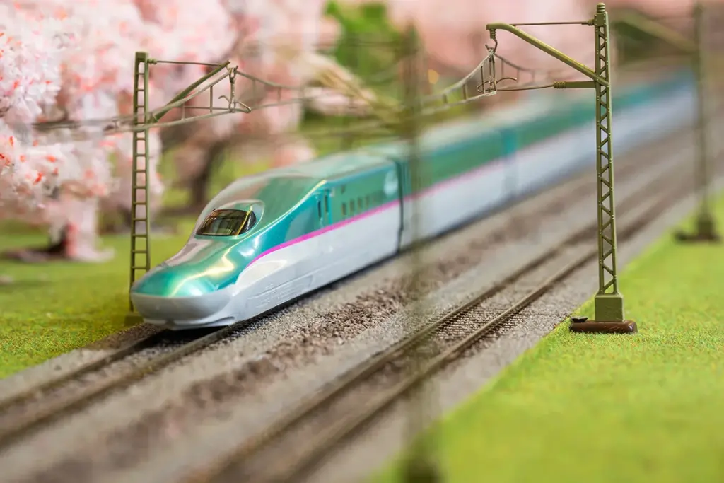 Hochgeschwindigkeit im Modell mit dem Shinkansen in 1:87