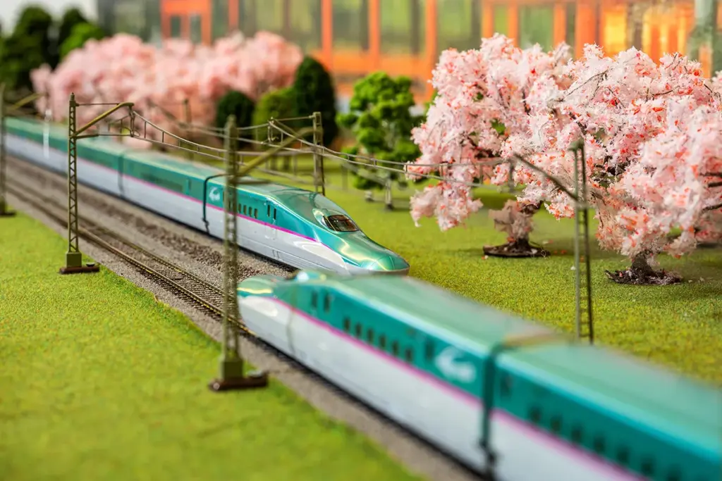 Zwei Shinkansen Züge treffen sich auf der Japan Anlage in Wiehe